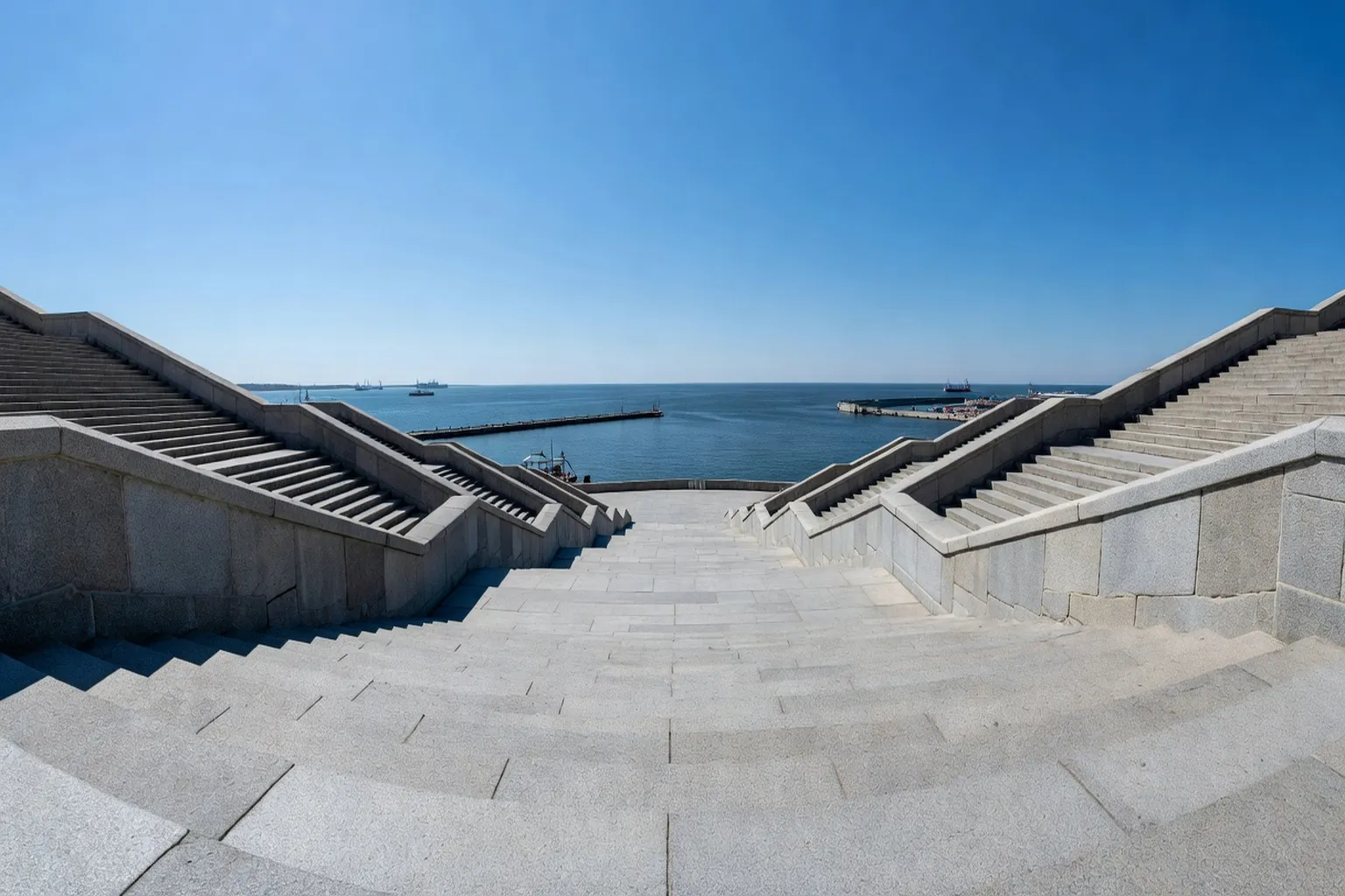 Vue sur les escaliers du Potemkine et la mer Noire depuis le port d'Odessa